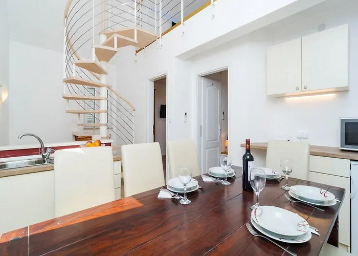 Balarin - Five Bedroom With Terrace And View فيلة
